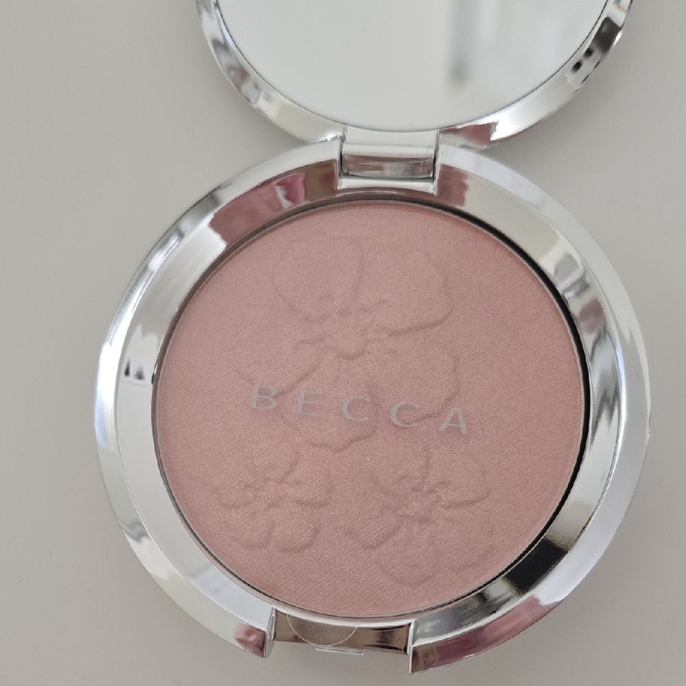 BNIB LIMITED EDITION BECCA Shimmering Skin Perfector - Rose Quartz